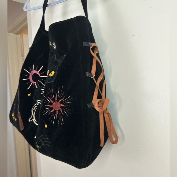Her Universe Disney Hocus Pocus Black Icons Velvet Embroidered Crossbody Bag NWT - Picture 9 of 16